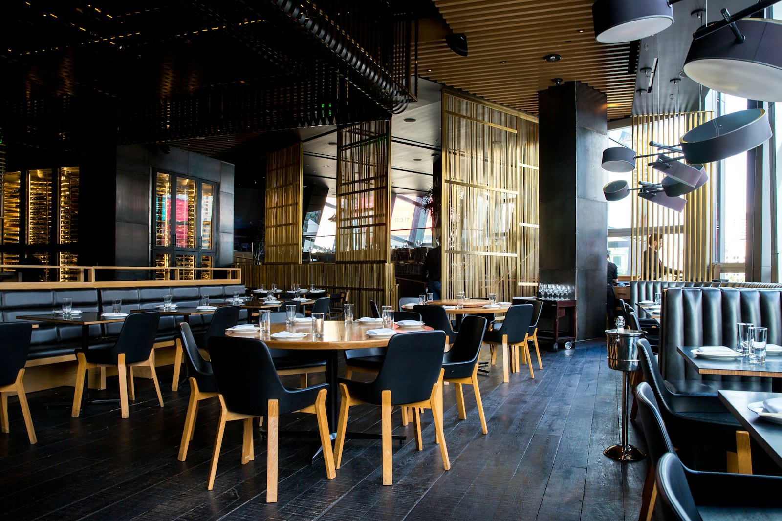 Cómo elegir iluminación cálida en un restaurante — Vista de la sala al atardecer